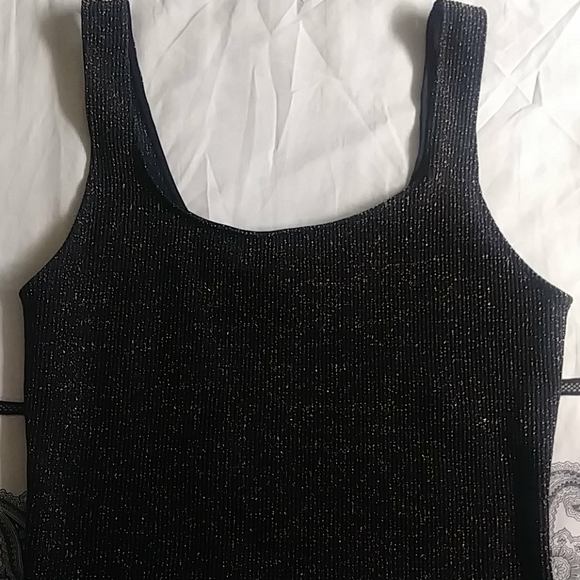 DYNAMITE black & gold semi-Crop top - Picture 4 of 6